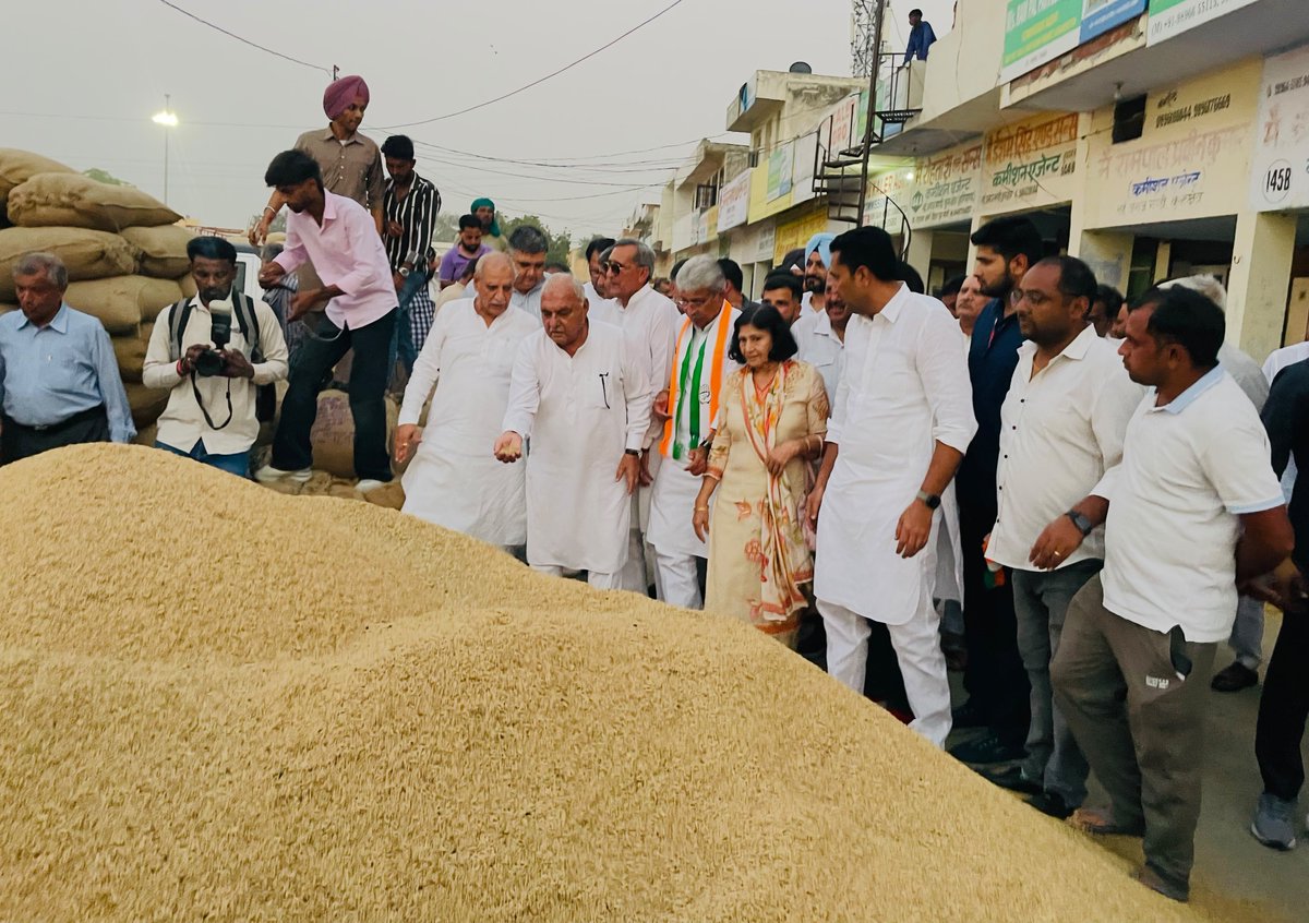 BhupinderShooda's tweet photo. आज कुरुक्षेत्र अनाज मंडी का दौरा कर किसानों, आढ़तियों व मजदूरों से बात की। इस दौरान AICC प्रभारी श्री @SanjaySDutt , PCC अध्यक्ष श्री @raonarenderinc समेत अन्य वरिष्ठ नेतागण मौजूद रहे।

सरकारी खरीद न होने और सरकार द्वारा नमी जैसे बहाने बनाकर खरीद से इन���ार करने के कारण, किसान दो-दो हफ्ते से मंडियों में बैठे हैं। मजबूरी में उन्हें अपनी फसल 400 रुपये प्रति क्विंटल कम दाम पर बेचनी पड़ रही है। मंडियों में फसल उठान की व्यवस्था न होने से न तो नयी फसल रखने की जगह है और न ही समय पर भुगतान हो रहा है। सरकार को तत्काल इन सभी अव्यवस्थाओं को सुधारना चाहिए।