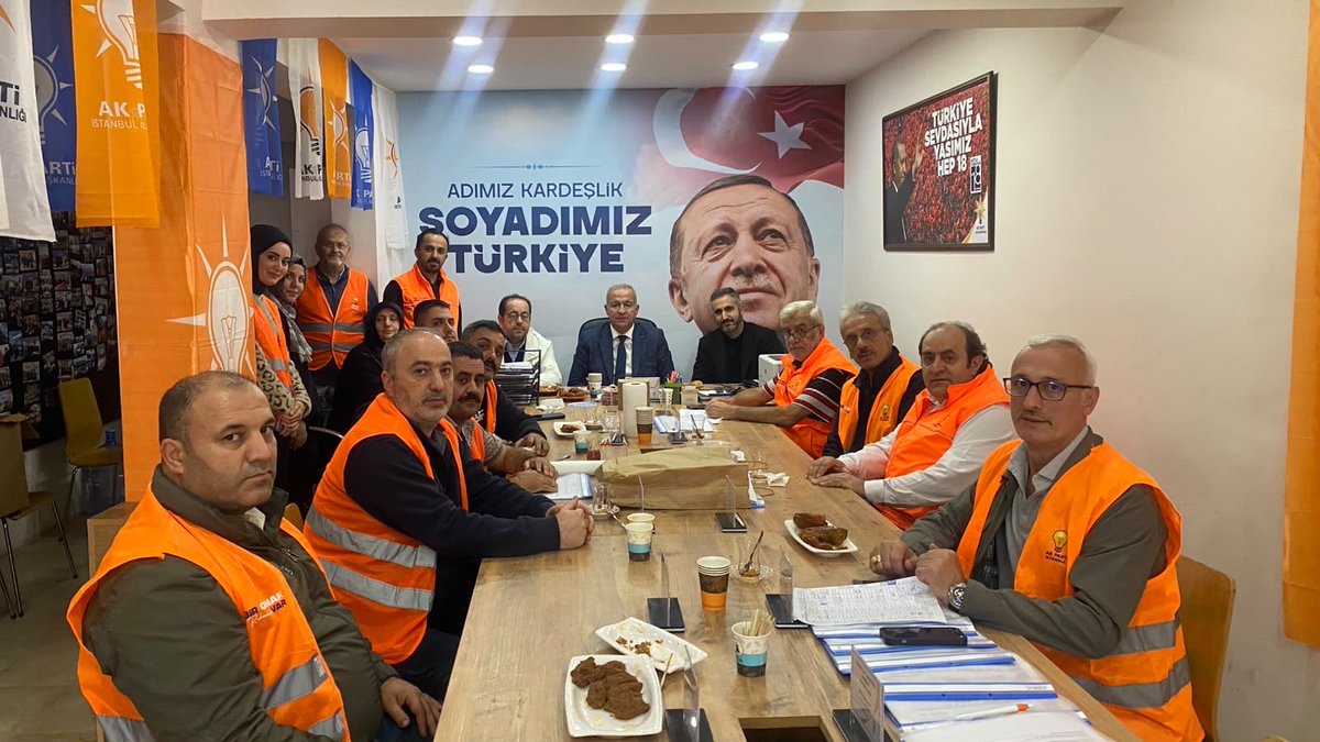 ismailerguness's tweet photo. Barbaros Hayrettin Paşa Mahallemizde, son üç haftadır sürdürdüğümüz üye ziyaretlerimize bu hafta sonu da teşkilatımızla birlikte devam ettik.

Bu kapsamda, ekiplerimizin koordinasyonunu sağladığımız Mahalle İrtibat Büromuzu ziyaret ederek çalışmalarımızı değerlendirdik. https://t.co/KqVEMxdciT