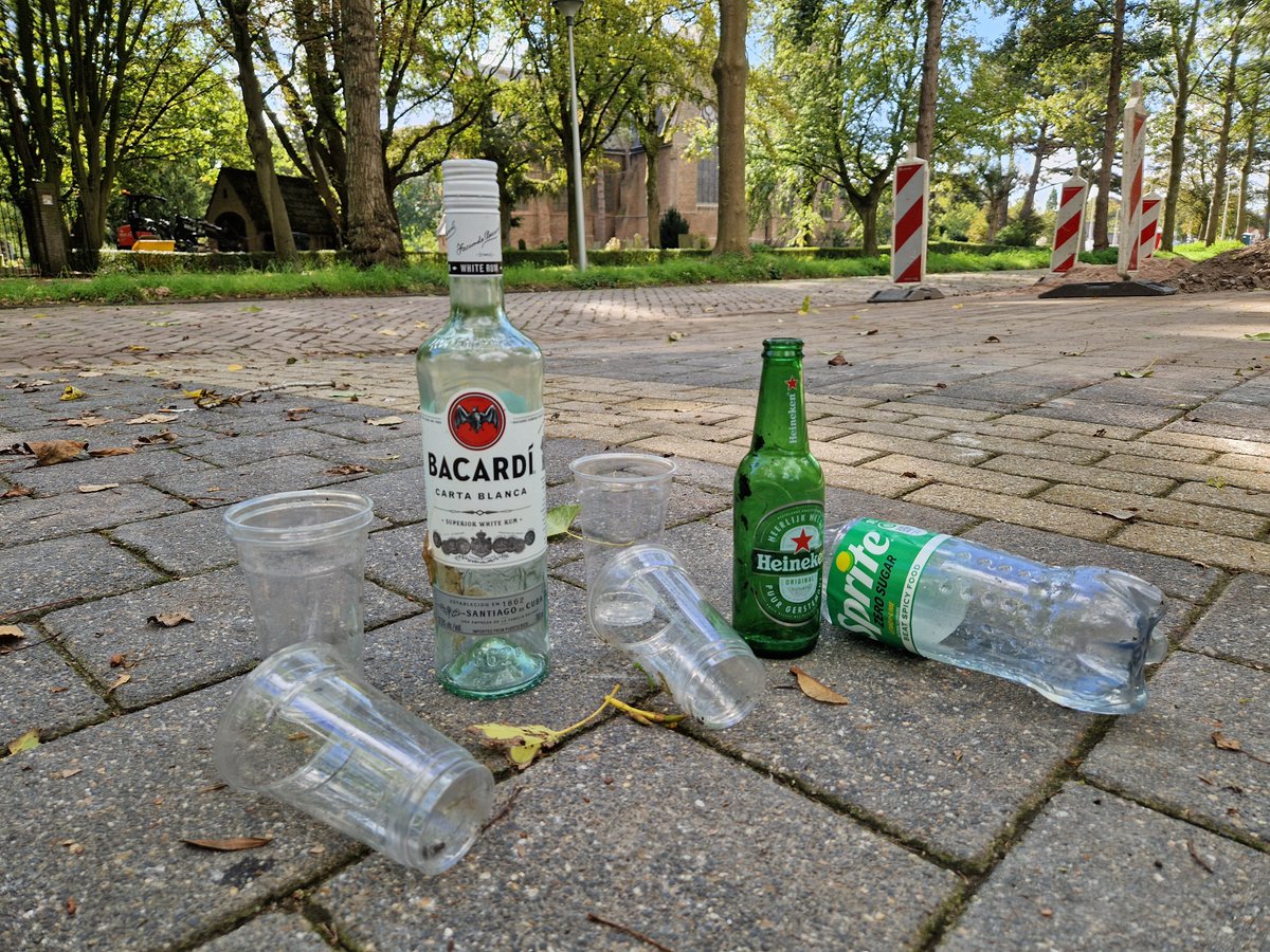 EBS023's tweet photo. Koffie rondje naar mijn vader, thee rondje naar schoonmoeder. 2 keer richting het dorp #Poortugaal
4 tassen vol met glas, blik en afgedankt afval zo op straat geflikkerd. 2 gasflessen konden er ook nog wel bij...
#Supportervanschoon #TrashWalking #zwerfie #Albrandswaard https://t.co/AYvZErlkQe