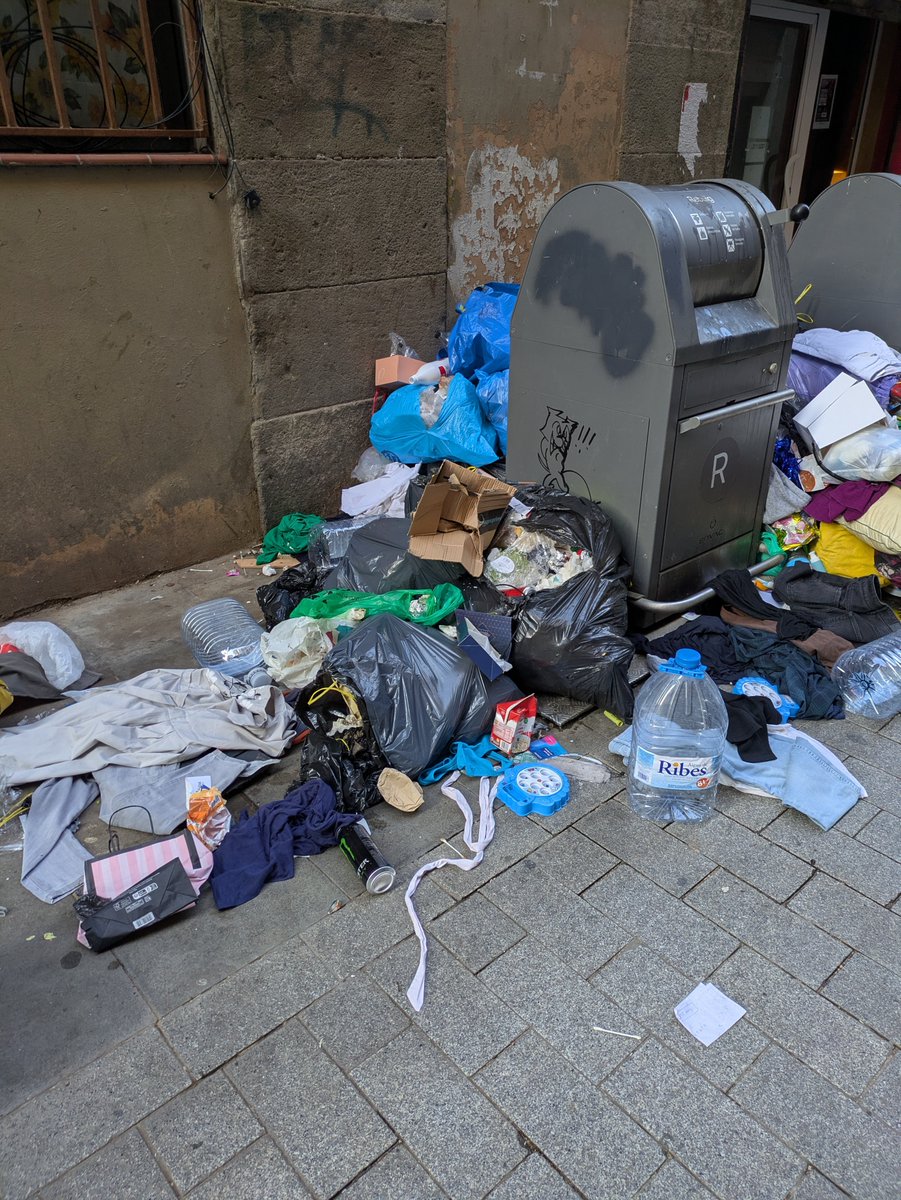 PinxusEP's tweet photo. La insalubritat al #Raval és un fet habitual. 

 @Albert_Batlle_B @jaumecollboni  @bcn_ajuntament @btvnoticies

Què hem de fer? A qui ens hem de dirigir? 

C. Vistalegre ara mateix. https://t.co/CKPcVIJZCU