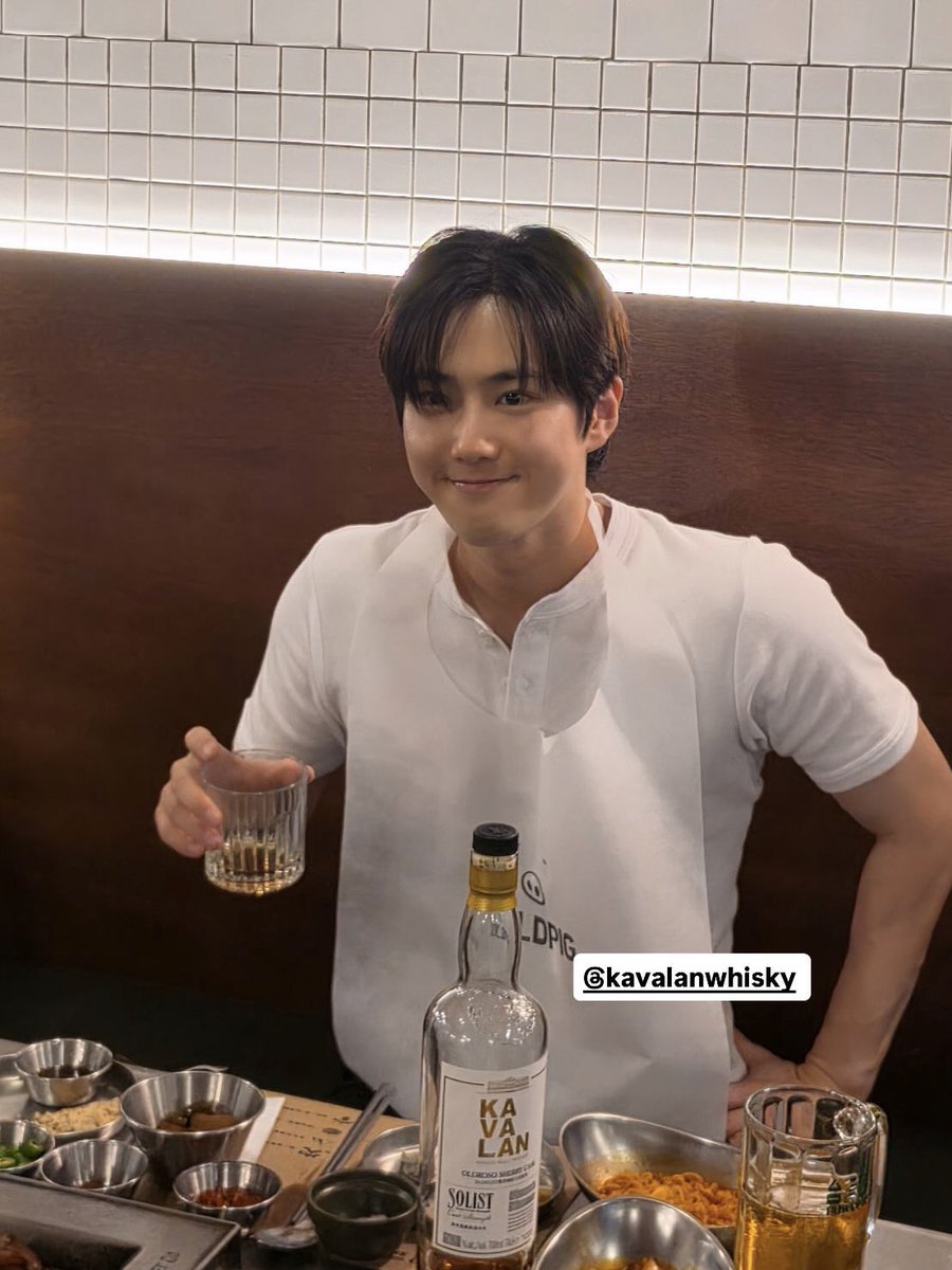 junmykins's tweet photo. face so cute but the fitted shirt and arms are distracting https://t.co/PhjFHVPxY1