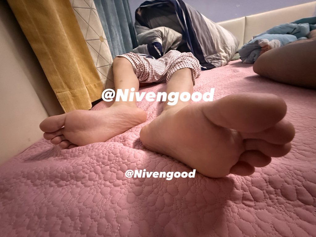 Nivengood's tweet photo. 弟弟��脚放我哪里呢！
#弟弟 #脚丫 https://t.co/DmNySaYTav