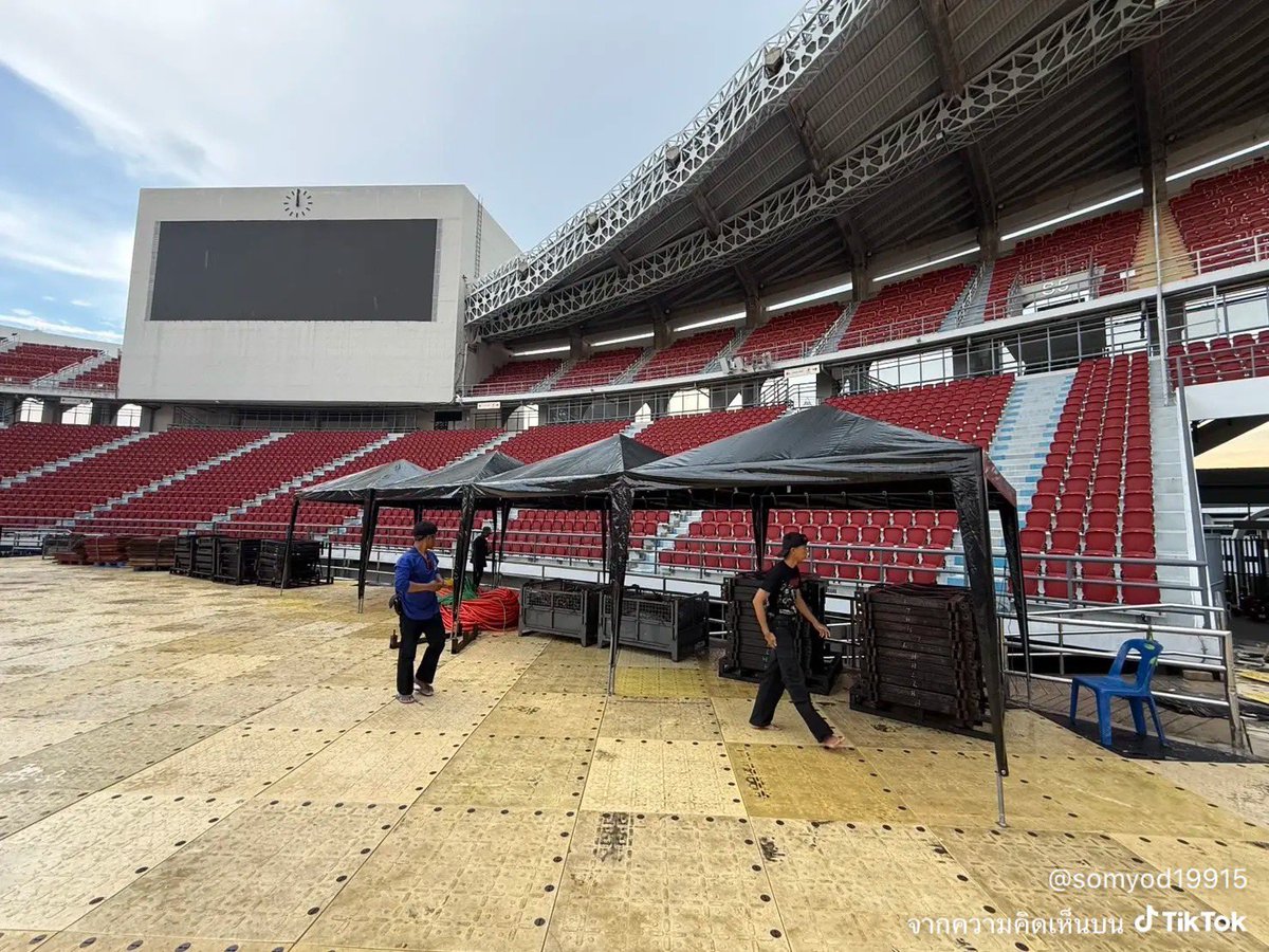 TheWeeknd_TH's tweet photo. ราชมังเริ่มเซ็ทคอน After Hours Til Dawn in Bangkok แล้ววว หุ่น Sexy Robot ก็มาแล้วนะจ๊ะ🫣🏟️🔥

พรี่บอกแล้วไม่มีพลาด ก่อนหน้านี้ใครพาเพื่อนตกใจ มาให้หยิกตูดซะดีๆ‼️🫵🏼

📸 Tiktok : ชายป๋อง และ Rubyployที่ยังหาตัวเองไม่เจอ 
ขอบคุณที่มาอัพเดตให้กันนะครับ

#AfterHoursTilDawnTourBKK
#TheWeekndLiveInBangkok