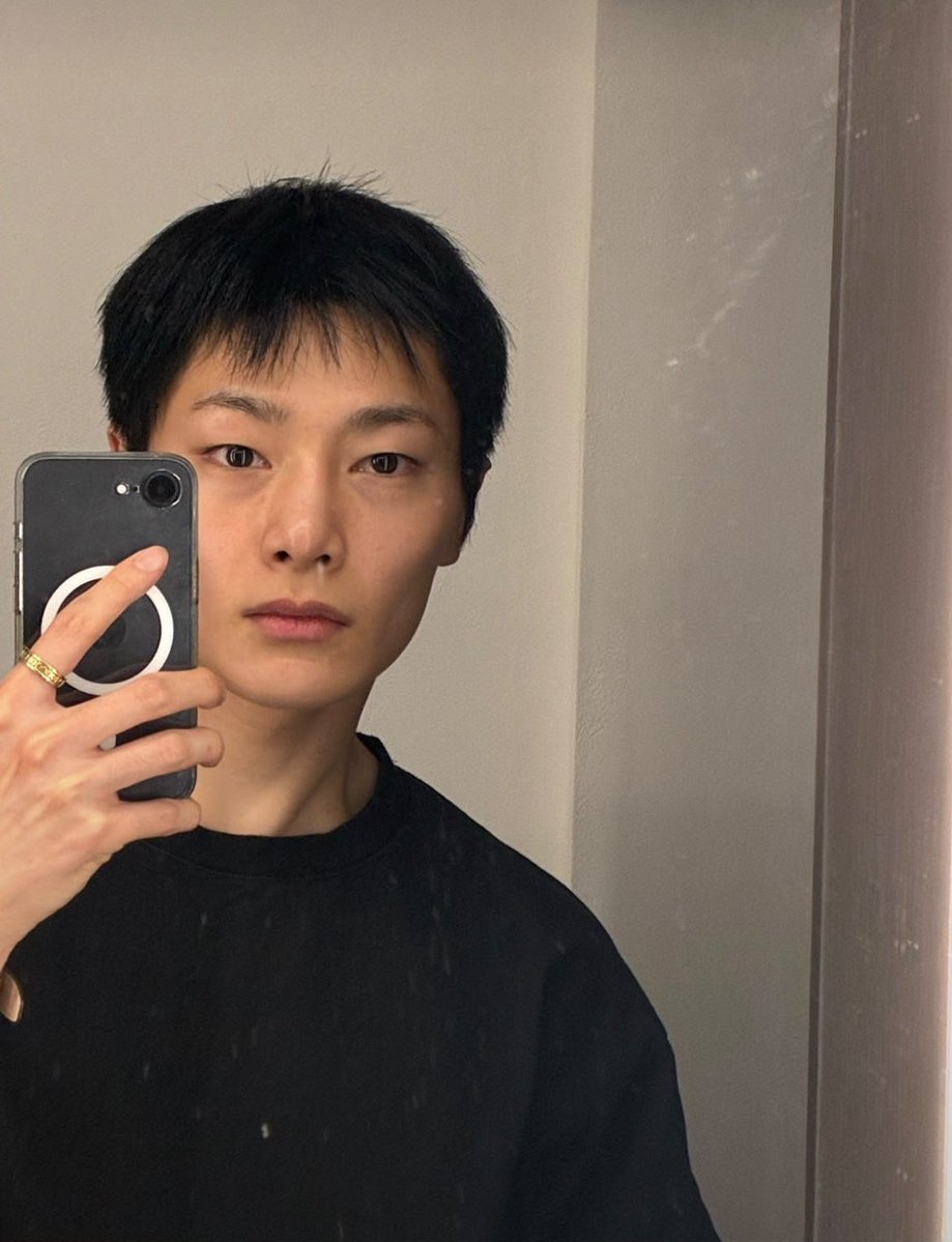 yonglixxv's tweet photo. le dijeron en bbl q parecía militar y el dijo que es como un adelanto jajajaja que gracioso eres jeongin me quiero matar https://t.co/R4QbqOdNmo