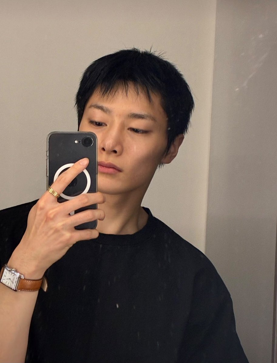 yonglixxv's tweet photo. le dijeron en bbl q parecía militar y el dijo que es como un adelanto jajajaja que gracioso eres jeongin me quiero matar https://t.co/R4QbqOdNmo