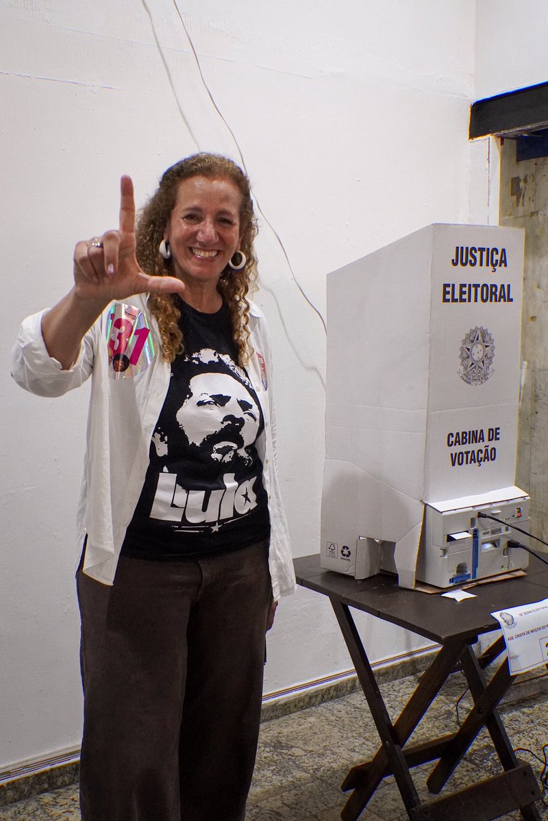 jandira_feghali's tweet photo. Voto depositado com amor pelo Brasil!!!!! https://t.co/NvzRpjAfEC