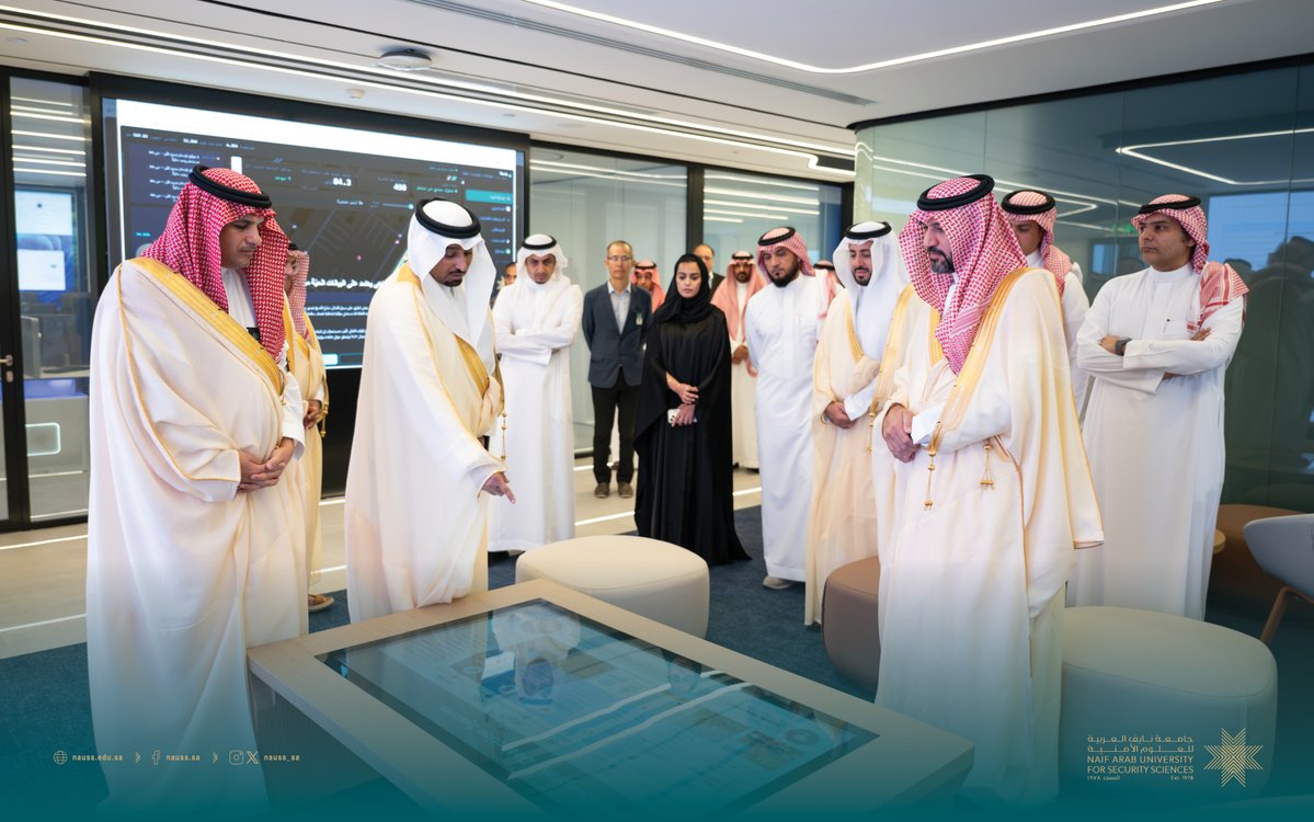NAUSS_SA's tweet photo. استقبل معالي رئيس #جامعة_ناي��_العربية اليوم، معالي المهندس ثامر بن محمد الحربي، مساعد وزير الداخلية لشؤون التقنية في دولة المقر، وجرى خلال اللقاء مناقشة عدد من الموضوعات ذات الاهتمام المشترك، وسبل تطوير التعاون وتبادل الخبرات في إطار الشراكة الإستراتيجية بين الجانبين، بما يعزز الجهود العربية والدولية في مجالات استخدام التقنيات الناشئة في المجالات الأمنية.