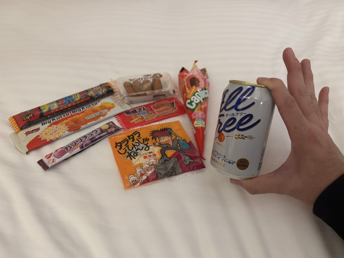 kimura_tetsuji's tweet photo. 35歳にもなったら現場が続けば疲れてホテルに帰ってうとうとしながらシャワー浴びてコンビニで買ったおつまみで缶ビールで晩酌でもして深夜番組でも垂れ流しながら寝落ちする日々かと思ってたのに、やや広すぎるベッドにテンション上がりながらノンアル駄菓子パーティ開催してる俺は相当元気だと思ふ。 https://t.co/BKWGJKBetw