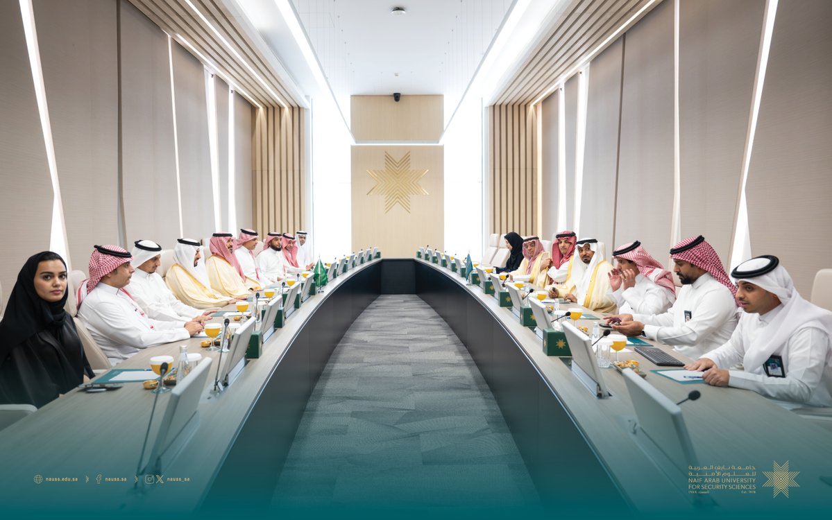 NAUSS_SA's tweet photo. استقبل معالي رئيس #جامعة_ناي��_العربية اليوم، معالي المهندس ثامر بن محمد الحربي، مساعد وزير الداخلية لشؤون التقنية في دولة المقر، وجرى خلال اللقاء مناقشة عدد من الموضوعات ذات الاهتمام المشترك، وسبل تطوير التعاون وتبادل الخبرات في إطار الشراكة الإستراتيجية بين الجانبين، بما يعزز الجهود العربية والدولية في مجالات استخدام التقنيات الناشئة في المجالات الأمنية.