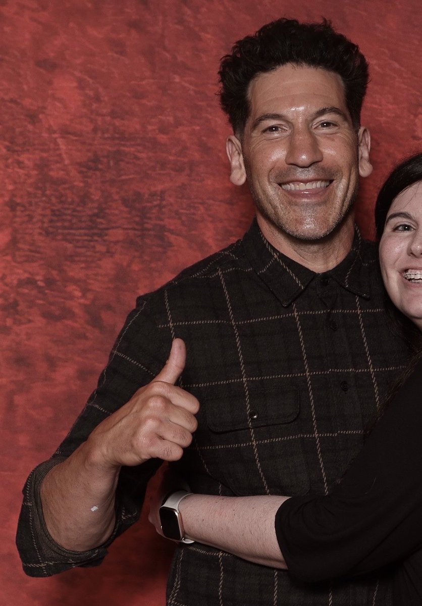 frankiscastle's tweet photo. you know he got PISSED because he barely put an effort to pose with them meanwhile he literally took pics like this with a lot of fans yesterday https://t.co/JCaNNBs3NR
