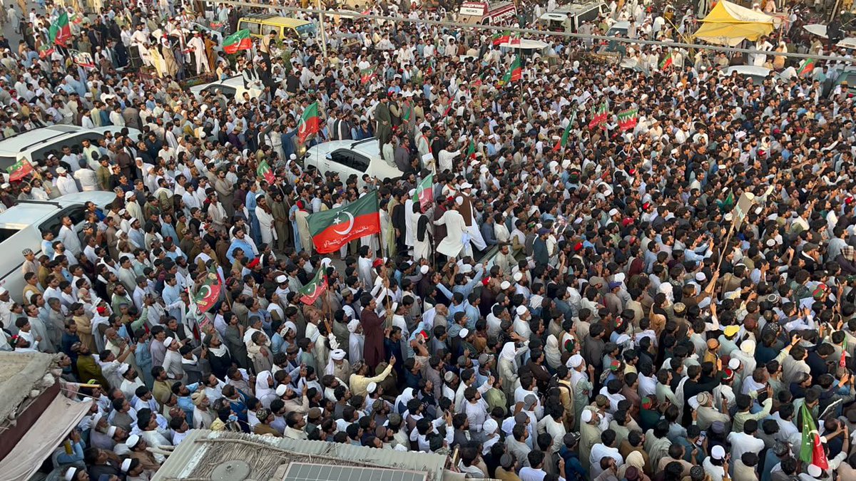 PTIofficial's tweet photo. کام ہے میرا تغیر، نام ہے میرا شباب
میرا نعرہ: انقلاب و انقلاب و انقلاب!

لانگ مارچ بالقسط کا لکی مروت سے آغاز ، لانگ مارچ کل کرک پہنچے گا قافلے ملتے جائیں گے عوام بڑھتی جائے گی ان شاء اللہ اسلام آباد تک لاکھوں کا سمندر ہوگا ۔

#عوامی_سمندر_سڑکوں_پر 
#سر_بکف_میدان_میں https://t.co/wqcMlKAjMB