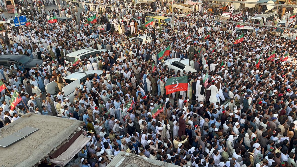 PTIofficial's tweet photo. کام ہے میرا تغیر، نام ہے میرا شباب
میرا نعرہ: انقلاب و انقلاب و انقلاب!

لانگ مارچ بالقسط کا لکی مروت سے آغاز ، لانگ مارچ کل کرک پہنچے گا قافلے ملتے جائیں گے عوام بڑھتی جائے گی ان شاء اللہ اسلام آباد تک لاکھوں کا سمندر ہوگا ۔

#عوامی_سمندر_سڑکوں_پر 
#سر_بکف_میدان_میں https://t.co/wqcMlKAjMB