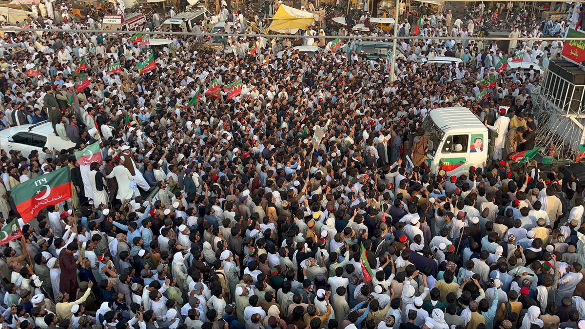 PTIofficial's tweet photo. کام ہے میرا تغیر، نام ہے میرا شباب
میرا نعرہ: انقلاب و انقلاب و انقلاب!

لانگ مارچ بالقسط کا لکی مروت سے آغاز ، لانگ مارچ کل کرک پہنچے گا قافلے ملتے جائیں گے عوام بڑھتی جائے گی ان شاء اللہ اسلام آباد تک لاکھوں کا سمندر ہوگا ۔

#عوامی_سمندر_سڑکوں_پر 
#سر_بکف_میدان_میں https://t.co/wqcMlKAjMB