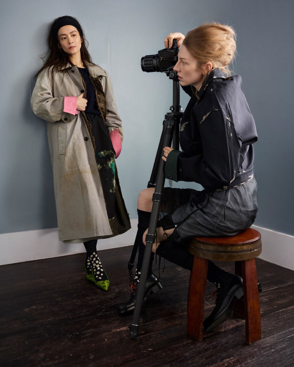Prada's tweet photo. Behind the scenes of the Prada Fall/Winter 2026 campaign, the lens passes between Prada Ambassadors Chen Haoyu, Hunter Schafer, and Kelvin Harrison Jr.
Discover more: https://t.co/s4ZmfNsT2d
#PradaFW26 #Prada #ChenHaoyu #HunterSchafer #KelvinHarrisonJr https://t.co/NDMAef3V4F