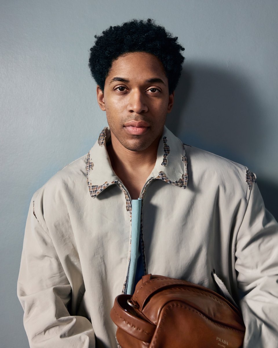 Prada's tweet photo. Behind the scenes of the Prada Fall/Winter 2026 campaign, the lens passes between Prada Ambassadors Chen Haoyu, Hunter Schafer, and Kelvin Harrison Jr.
Discover more: https://t.co/s4ZmfNsT2d
#PradaFW26 #Prada #ChenHaoyu #HunterSchafer #KelvinHarrisonJr https://t.co/NDMAef3V4F