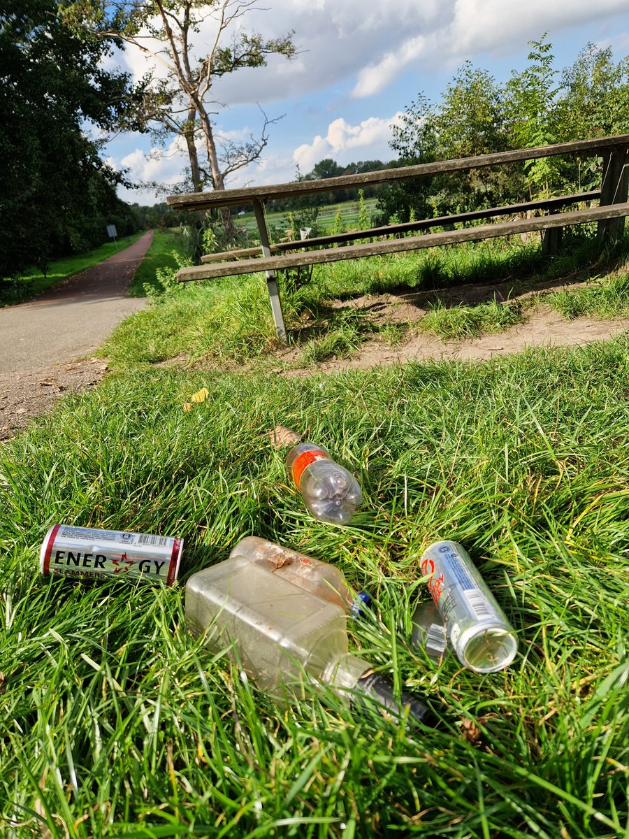EBS023's tweet photo. Koffie rondje naar mijn vader, thee rondje naar schoonmoeder. 2 keer richting het dorp #Poortugaal
4 tassen vol met glas, blik en afgedankt afval zo op straat geflikkerd. 2 gasflessen konden er ook nog wel bij...
#Supportervanschoon #TrashWalking #zwerfie #Albrandswaard https://t.co/AYvZErlkQe
