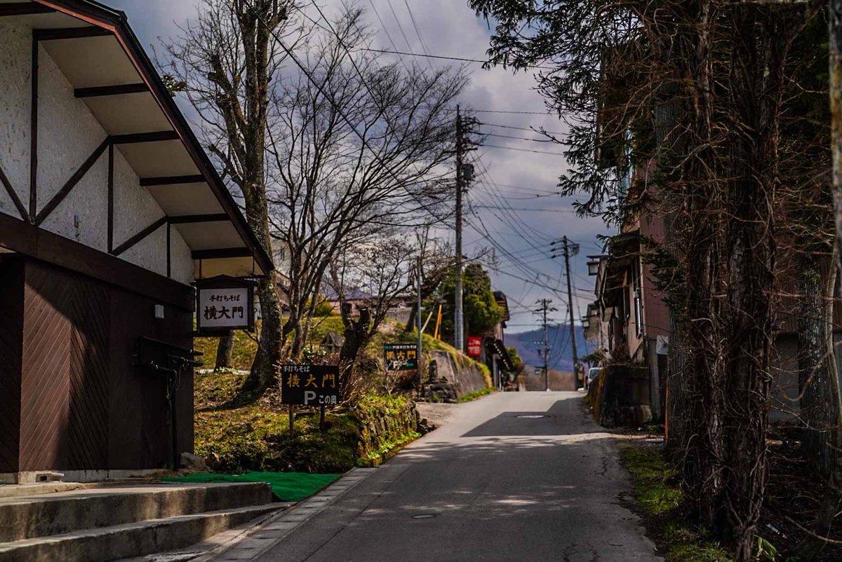 VisitMachinami's tweet photo. 野市戸隠の手打そば横大門は、素敵な雰囲気の建物でした。

#戸隠の町並み
#長野市戸隠伝統的建造物群保存地区
#手打そば横大門
#長野市戸隠 https://t.co/9l0WcvrQKr