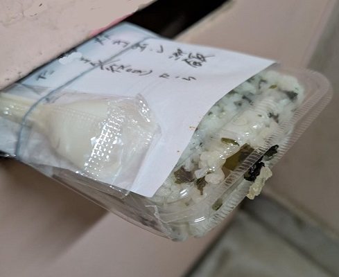 shimasisland's tweet photo. ちょっと愚痴。
週末はイベントが午前中から４個あって、時間・体力的に全部は無理やから午前中の防災訓練を欠席したのね。で、22時に帰宅したら、玄関ポストに防災訓練の焚きご飯パックが無理矢理な感じで挟まってた。こんなの初めて。「……え？」って驚いて、数秒は経ち尽くしました。 https://t.co/42B6mNpwl2