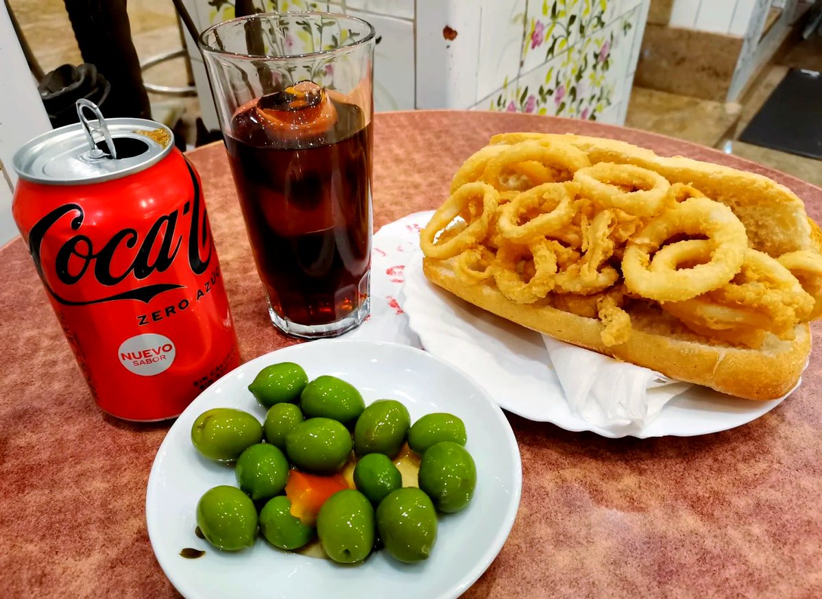 JordynCuddlekb's tweet photo. Una parada imprescindible en Madrid! Su bocadillo de calamares crujiente con salsa especial es para morirse de gusto. Recomendado 100% https://t.co/sy3hKWJ2iS