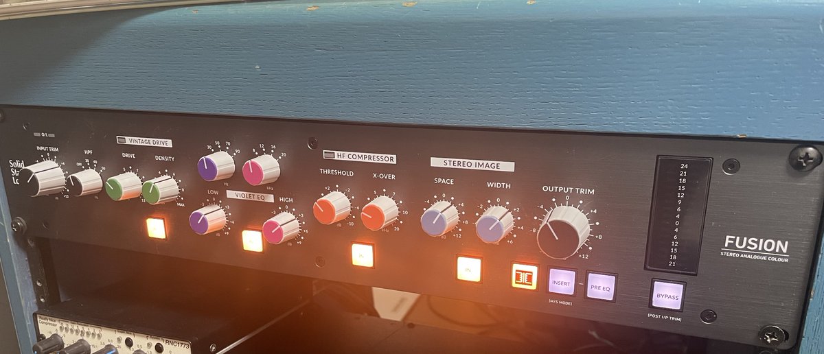 SI_V84's tweet photo. ちょっと前に導入したSSL FUSION！
 アウトボードいじるのが楽しい😀 
最近のは全部この子を通してます！
 #SSL https://t.co/7eAffggMcN