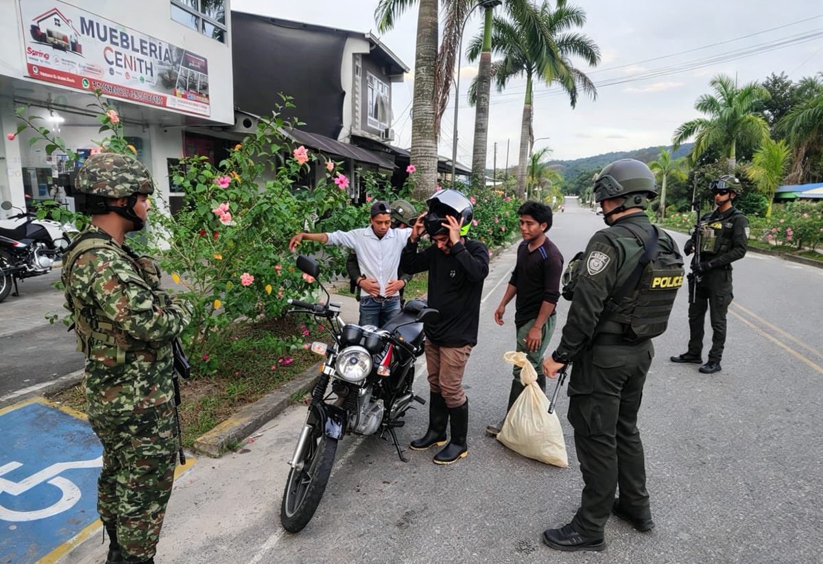 Ejercito_Div8's tweet photo. #ViajeSeguro | En el marco de esta campaña, tropas del Batallón Especial Energético y Vial N.° 18, de la #Brigada18, en coordinación con la Policía Nacional, desarrollan puestos de control en el casco urbano de Cubará y sobre la vía La Soberanía.

Estas acciones buscan brindar protección y seguridad a habitantes y viajeros durante el receso escolar, fortaleciendo la tranquilidad y confianza de quienes se movilizan por este corredor vial.

#PatriaHonorLealtad