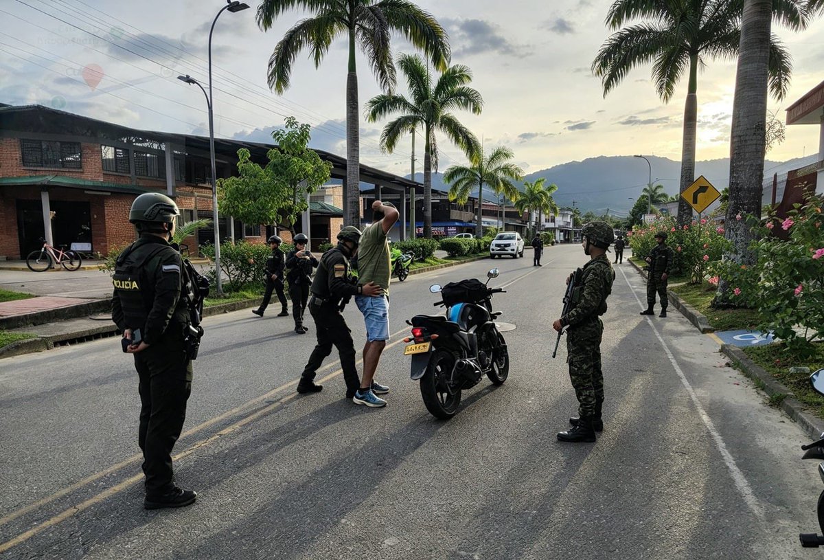 Ejercito_Div8's tweet photo. #ViajeSeguro | En el marco de esta campaña, tropas del Batallón Especial Energético y Vial N.° 18, de la #Brigada18, en coordinación con la Policía Nacional, desarrollan puestos de control en el casco urbano de Cubará y sobre la vía La Soberanía.

Estas acciones buscan brindar protección y seguridad a habitantes y viajeros durante el receso escolar, fortaleciendo la tranquilidad y confianza de quienes se movilizan por este corredor vial.

#PatriaHonorLealtad