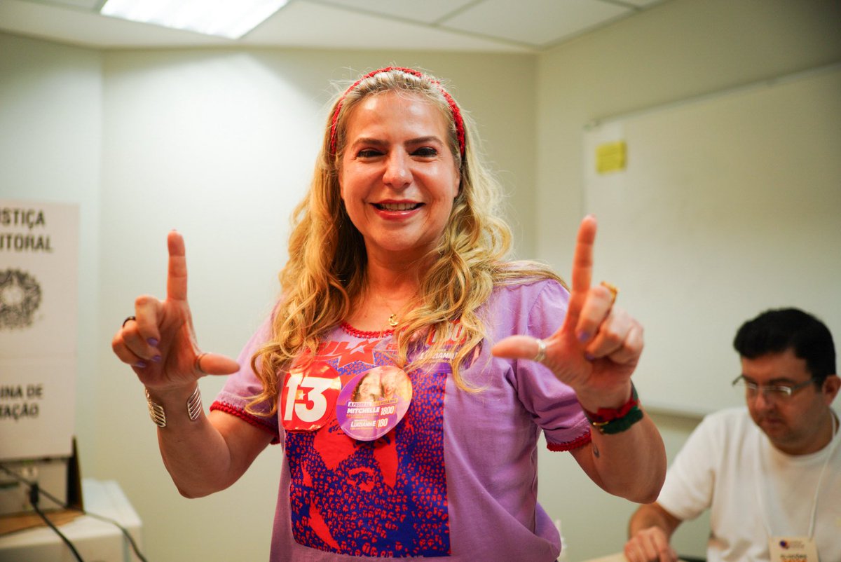 pintangar's tweet photo. é a nossa senadora! 💜🌟 https://t.co/5YCqfpJj81