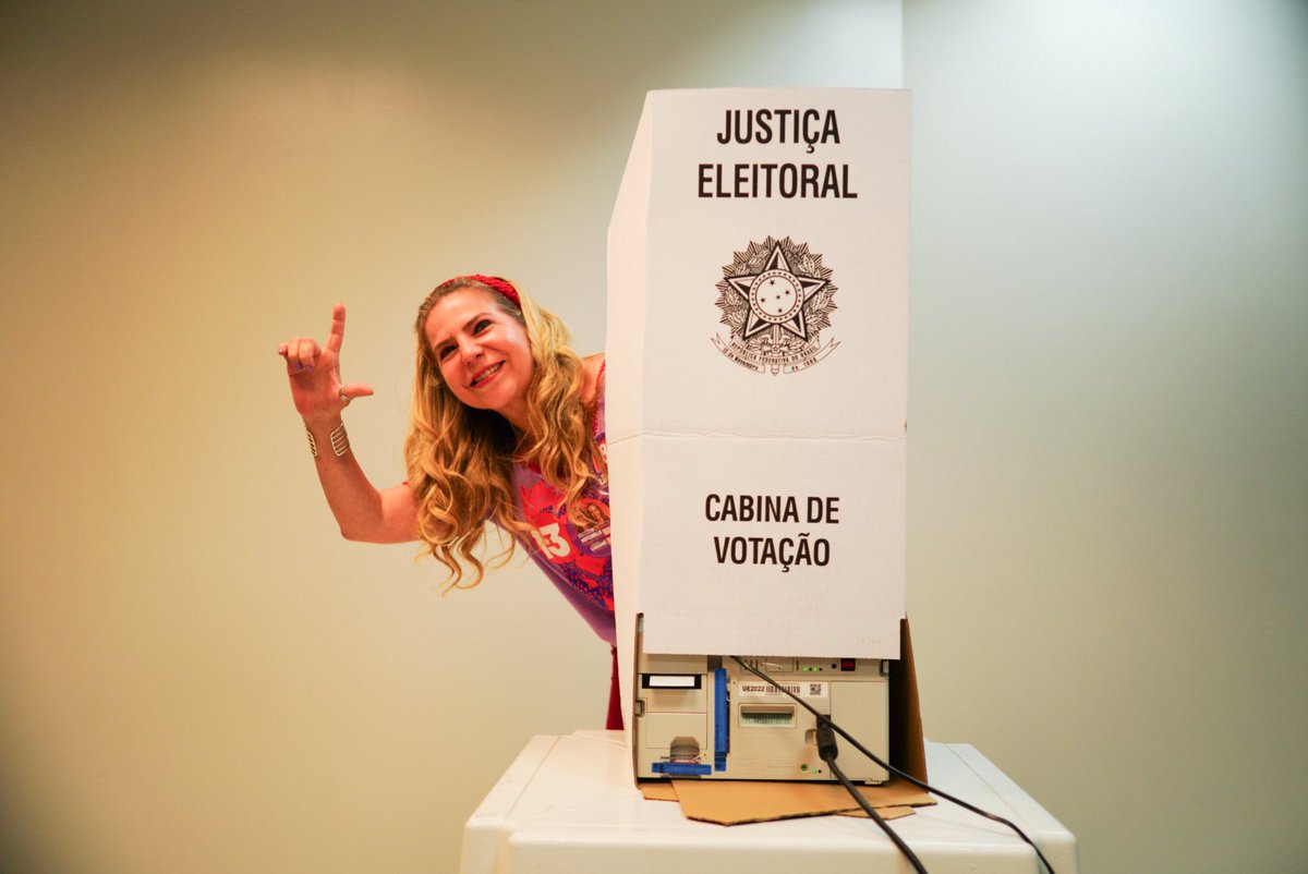 pintangar's tweet photo. é a nossa senadora! 💜🌟 https://t.co/5YCqfpJj81