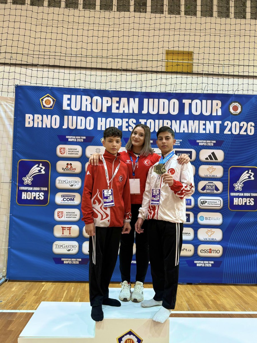 SAITBASDAS's tweet photo. 🥇🇹🇷 UMUT AYGÜN AVRUPA ŞAMPİYONU! 🥋🏆

AVRUPA’DA BAŞDAŞSPOR GURURU!

3-4 Ekim tarihlerinde Çekya’nın Brno kentinde düzenlenen Yıldızlar Avrupa Kupası’nda, 26 ülkeden 556 sporcunun mücadele ettiği büyük organizasyonda Başdaşspor Judocumuz ve Milli Sporcumuz Umut Aygün, tüm rakiplerini yenerek AVRUPA ŞAMPİYONU oldu! 🥇

Umut; ülkemizi, kulübümüzü ve ay-yıldızlı bayrağımızı Avrupa’nın zirvesinde en güzel şekilde temsil ederek İstiklal Marşımızı gururla dinletti. 🇹🇷

Bu büyük başarıyla bizlere tarifsiz bir gurur yaşatan Milli Sporcumuz Umut Aygün’ü ve başarısında büyük emeği bulunan Milli Takım Antrenörümüz Hadra Altuğ’u yürekten kutluyorum.

🇹🇷 Başdaşspor’dan Avrupa’nın zirvesine!
🥋 Şampiyon Umut Aygün! Seninle gurur duyuyoruz!