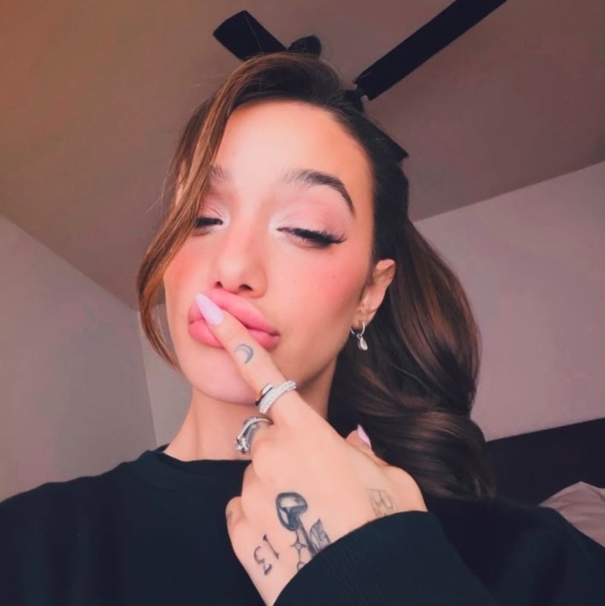 rosaIiastan's tweet photo. Las fans de Ángela Torres quieren correr a LALI ESPÓSITO con que se copia de Madonna cuando la “carrera” de Ángela (streamer) es toda TODA basada en Ariana Grande😭 https://t.co/yUK40eBn0b