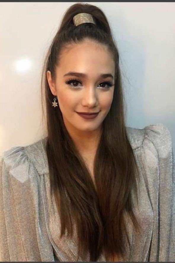 rosaIiastan's tweet photo. Las fans de Ángela Torres quieren correr a LALI ESPÓSITO con que se copia de Madonna cuando la “carrera” de Ángela (streamer) es toda TODA basada en Ariana Grande😭 https://t.co/yUK40eBn0b