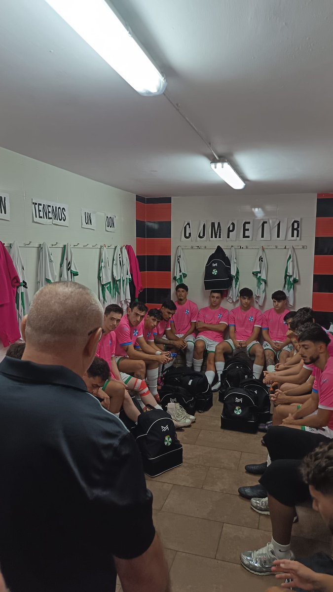 cordoba_cfsad's tweet photo. 🗣️ VESTUARIO | ÚLTIMAS INDICACIONES
Las últimas palabras antes de saltar al césped. 💚🤍
Cabeza fría.
Corazón caliente.
Y todos a una.
¡Vamos, Córdoba! 🔥
#CCFSAD #PrimeraAndaluza #LaHistoriaContinúa #CCFSADStadium #MatchDay https://t.co/b8g2OQgesR