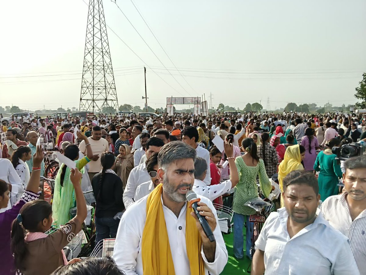samajwadiparty's tweet photo. मेरठ के सरधना से सपा विधायक श्री अतुल प्रधान द्वारा महात्मा ज्योतिबा फूले जी एवं माता सावित्रीबाई फूले जी की स्मृति में कस्बा लावड़ में विचार गोष्ठी का आयोजन किया गया। इस दौरान एक हज़ार मेधावी छात्राओं को साईकिल वितरित की गई। https://t.co/Q4qgs1s6Mo