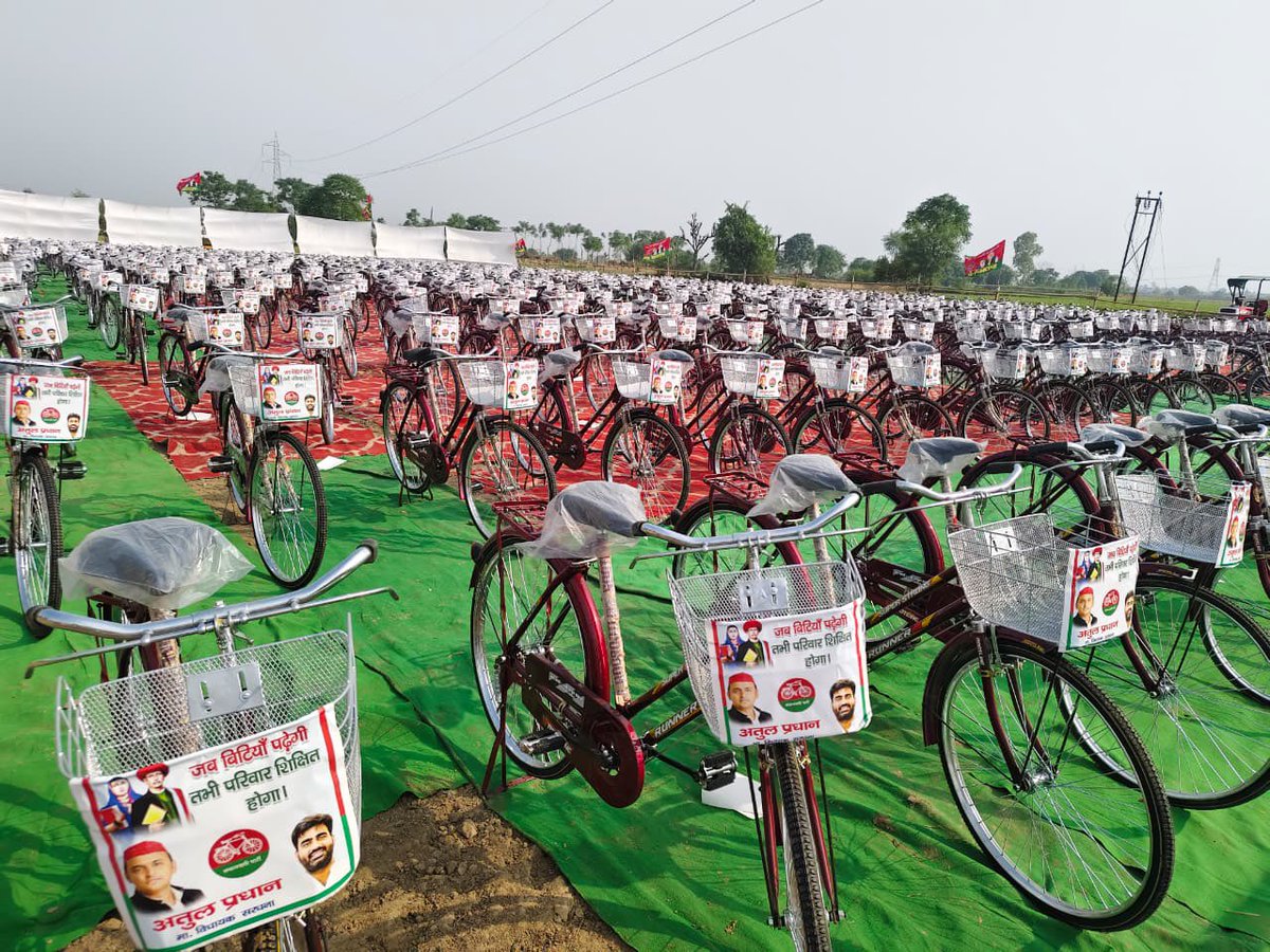 samajwadiparty's tweet photo. मेरठ के सरधना से सपा विधायक श्री अतुल प्रधान द्वारा महात्मा ज्योतिबा फूले जी एवं माता सावित्रीबाई फूले जी की स्मृति में कस्बा लावड़ में विचार गोष्ठी का आयोजन किया गया। इस दौरान एक हज़ार मेधावी छात्राओं को साईकिल वितरित की गई। https://t.co/Q4qgs1s6Mo