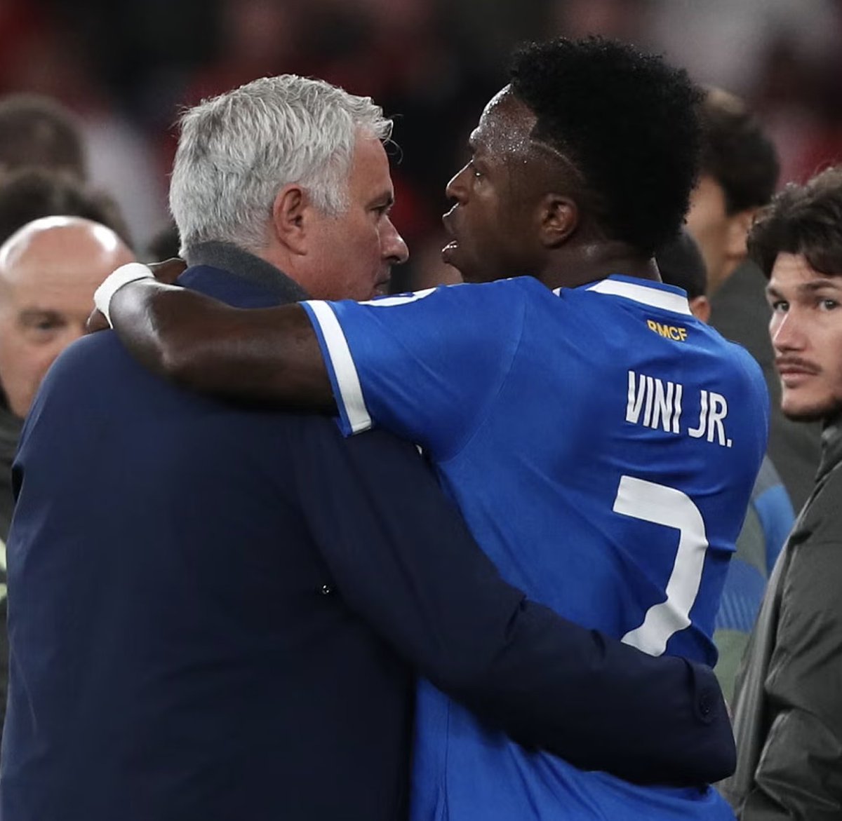 TouchlineX's tweet photo. 🚨 𝗡𝗘𝗪: For José Mourinho, there is NO “Vinicius case”.

Mourinho FULLY trusts Vinicius and sees him as a fundamental part of his project. He loves the player and is CONVINCED that Vinicius will deliver.

— @diarioas https://t.co/NmelZgmumC