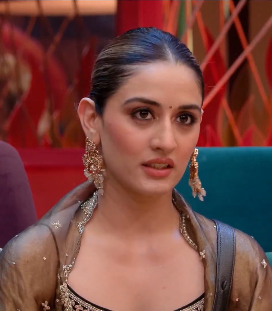 njsgsj's tweet photo. Uditi: “i feel Mahi ma’am agar qazı koi galat baat karta hai, usko encourage karte hai” YES UDITI SAYY THAT LOUDER !!! #UditiSingh https://t.co/bR7BFoXkCe