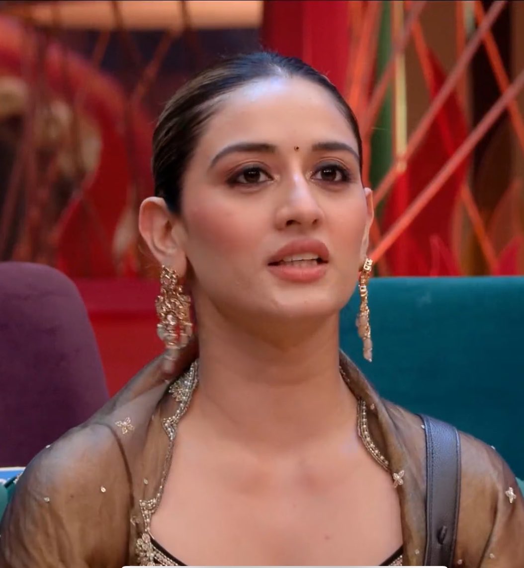 njsgsj's tweet photo. Uditi: “i feel Mahi ma’am agar qazı koi galat baat karta hai, usko encourage karte hai” YES UDITI SAYY THAT LOUDER !!! #UditiSingh https://t.co/bR7BFoXkCe