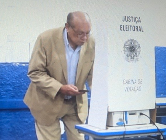 ancapsu's tweet photo. Lei é só pro populacho, Gilmar Mendes está acima da lei. https://t.co/3ziMBViP38