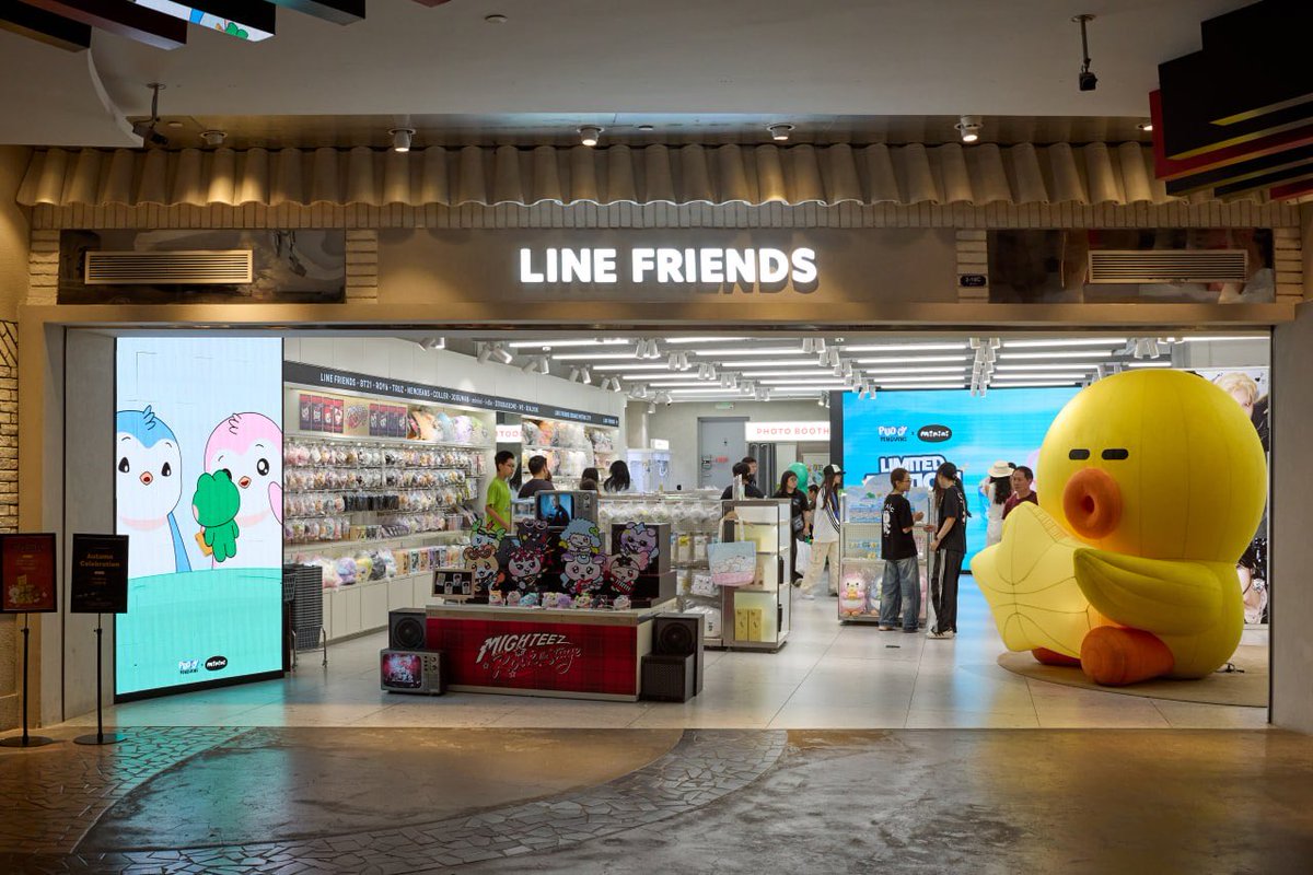 pudgypenguins's tweet photo. Pengu spotted in Shanghai 🐧🇨🇳 https://t.co/9l544A7rOm