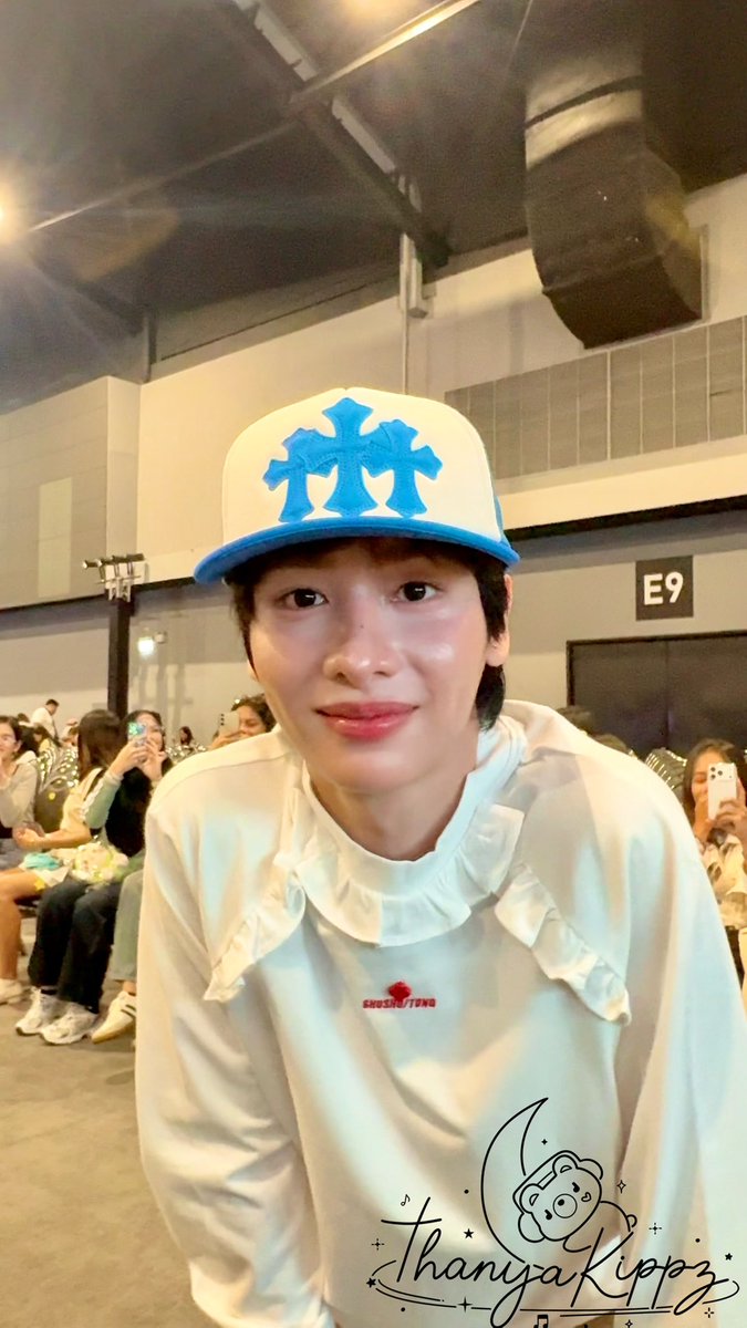 thxnyx_19's tweet photo. รวมพลเสาตึกเริ่ดมากคัฟฟฟ !! 
ออฟบี๋เดินเม้าส์แฟ่ดไม่หยุด .. 
น้องกันเดินเติมแป๋วกับทุกคนเลยยย 

เลิฟๆ… ละจะปีนตึกไปด้วยกันคัฟฟฟฟ 

บี๋ยังไม่สอนเพลงจีบสาวอีสานให้พี่เลยยย 🫣

@off_tumcial @AtthaphanP
@BABII_GMMTV 

#GMMTVFANIVAL2026HappyFamilyxOG
#GMMTV https://t.co/U4M9xwWVvT