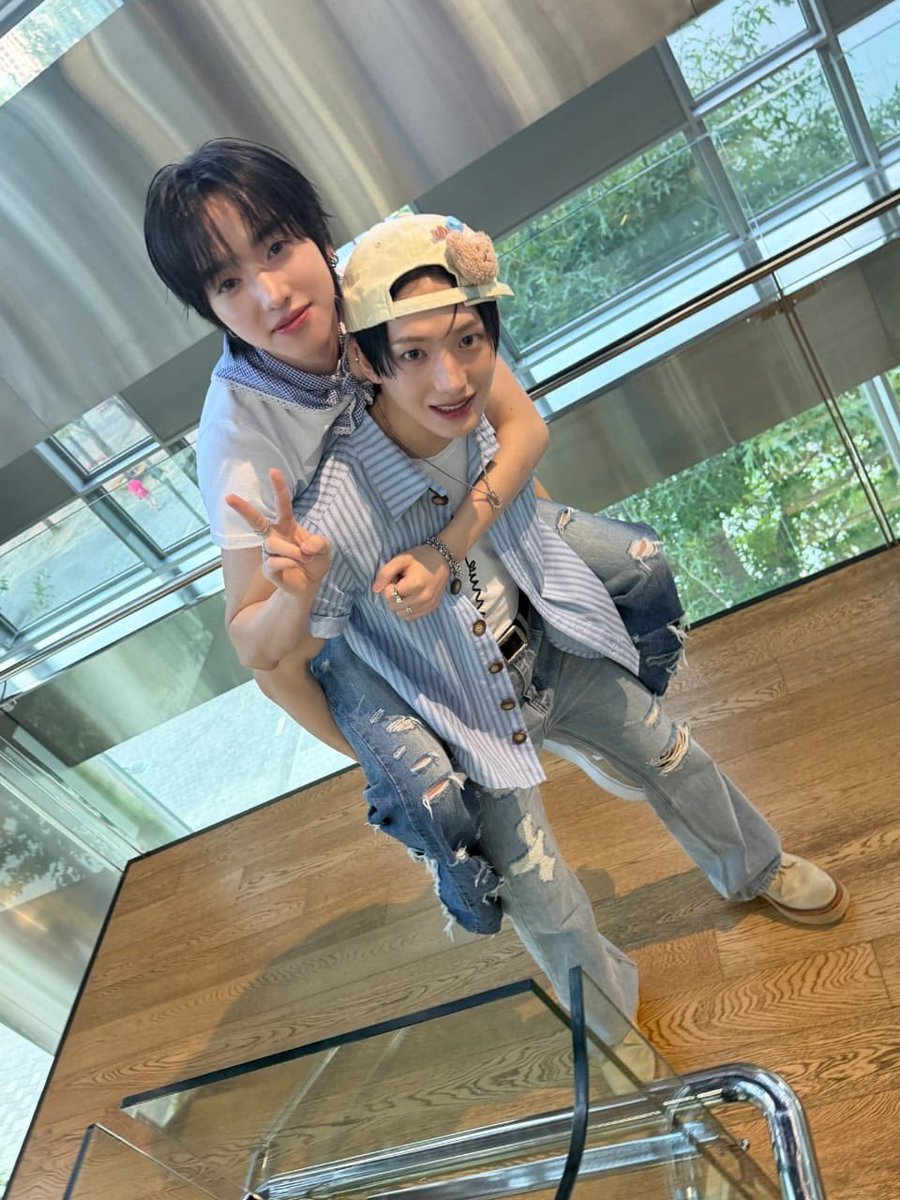dailyminjaee's tweet photo. happy twinz day 🖤🖤
#민재 #MINJAE #싸이커스 #xikers #your_friendly_neighborhood_yujun #햇살_유준_데이 #POV_itsHunterDay #싸이커스댄스레전드헌터 https://t.co/J9EHC5zgwC