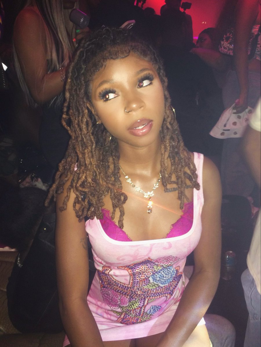lils4v's tweet photo. party girl 👩‍🎤 https://t.co/CrKs4ulhJM