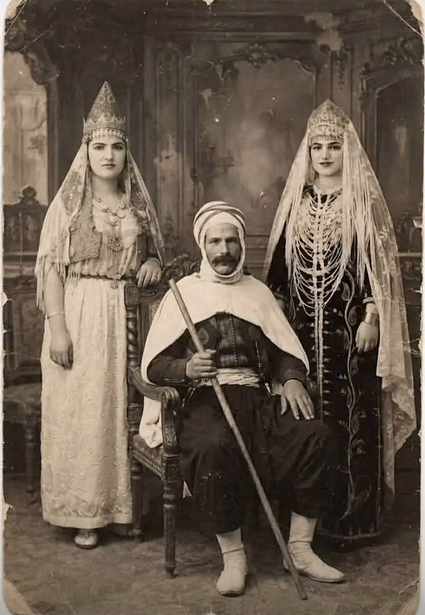 Ss3334445555's tweet photo. Femmes et hommes algeriens en tenues traditionnelles 🇩🇿 https://t.co/xJlmRFIQtB