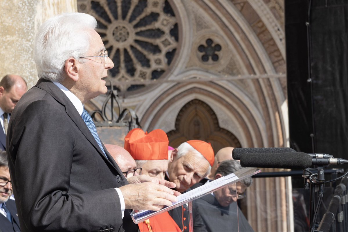 Quirinale's tweet photo. Mattarella: Oggi terribili conflitti insanguinano tante parti del mondo, e addirittura in alcune parti si torna a benedire le armi e a porre gli eserciti sotto insegne religiose: Francesco ci insegna che non c’è colpa maggiore di quella di uccidere altri uomini in nome di Dio https://t.co/r2Ifd0znve