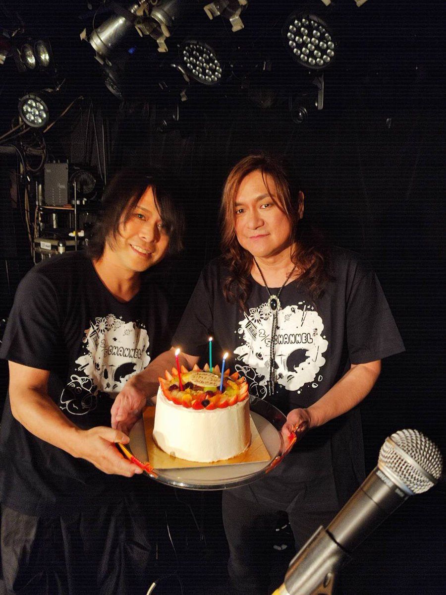 Rockparty71's tweet photo. ふたりぼっち🎵
ありがとうございました！！
今日は本当に色々な事がありヒヤヒヤしましたがレアなライブになったのでは〜？

みんなの歌が支えになりました！！
結局楽しく演奏出来ておもしろかったです！！
サプライズバースデーもありがとう！！

次回は12/25です！！
よろしくお願いします😊
#ふたりぼっち