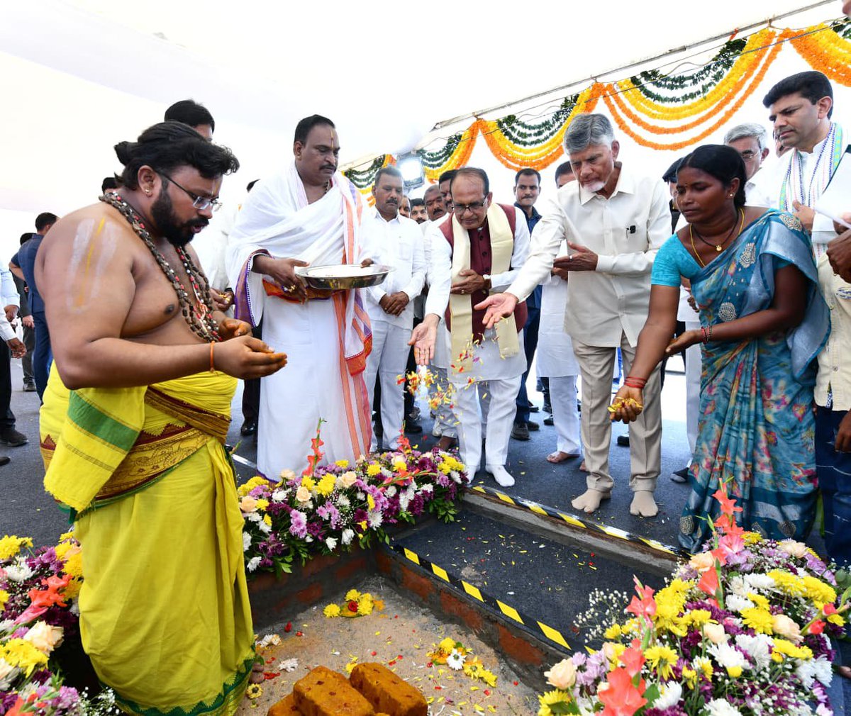 ncbn's tweet photo. గుంటూరు జిల్లా బుర్రిపాలెం నుంచి రాష్ట్రవ్యాప్తంగా 3 లక్షల ఇళ్ల నిర్మాణానికి శ్రీకారం చుట్టాం. కేంద్ర మంత్రి శివరాజ్ సింగ్ చౌహాన్ గారితో కలిసి ఈ కార్యక్రమాన్ని ప్రారంభించడం ���ంతోషంగా ఉంది. ఈ 3 లక్షల ఇళ్ల నిర్మాణంతో పాటు దశల వారీగా మరో 6 లక్షల ఇళ్లను మంజూరు చేస్తామని కేంద్ర మంత్రి ఇచ్చిన హామీ పేద కుటుంబాలకు మరింత భరోసానిస్తోంది. ఇది కేవలం ఇళ్ల నిర్మాణం కాదు... 3 లక్షల కుటుంబాల జీవితాల్లో కొత్త వెలుగుకు శ్రీకారం. అత్యాధునిక 3డీ కాంక్రీట్ ప్రింటింగ్ టెక్నాలజీతో బుర్రిపాలెంలో చేపట్టిన పైలట్ ప్రాజెక్టు గృహ నిర్మాణ రంగంలో కొత్త మార్గానికి నాంది. పేదల సొంతింటి కలను సాకారం చేయడమే లక్ష్యంగా 2029 నాటికి రాష్ట్రంలో ఇల్లు లేని ప్రతి పేద కుటుంబానికీ పక్కా ఇల్లు అందిస్తాం.
@ChouhanShivraj 
#PedalakuPattabhishekam 
#PMAY #PMAwasYojana