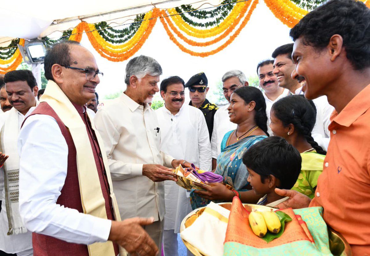 ncbn's tweet photo. గుంటూరు జిల్లా బుర్రిపాలెం నుంచి రాష్ట్రవ్యాప్తంగా 3 లక్షల ఇళ్ల నిర్మాణానికి శ్రీకారం చుట్టాం. కేంద్ర మంత్రి శివరాజ్ సింగ్ చౌహాన్ గారితో కలిసి ఈ కార్యక్రమాన్ని ప్రారంభించడం ���ంతోషంగా ఉంది. ఈ 3 లక్షల ఇళ్ల నిర్మాణంతో పాటు దశల వారీగా మరో 6 లక్షల ఇళ్లను మంజూరు చేస్తామని కేంద్ర మంత్రి ఇచ్చిన హామీ పేద కుటుంబాలకు మరింత భరోసానిస్తోంది. ఇది కేవలం ఇళ్ల నిర్మాణం కాదు... 3 లక్షల కుటుంబాల జీవితాల్లో కొత్త వెలుగుకు శ్రీకారం. అత్యాధునిక 3డీ కాంక్రీట్ ప్రింటింగ్ టెక్నాలజీతో బుర్రిపాలెంలో చేపట్టిన పైలట్ ప్రాజెక్టు గృహ నిర్మాణ రంగంలో కొత్త మార్గానికి నాంది. పేదల సొంతింటి కలను సాకారం చేయడమే లక్ష్యంగా 2029 నాటికి రాష్ట్రంలో ఇల్లు లేని ప్రతి పేద కుటుంబానికీ పక్కా ఇల్లు అందిస్తాం.
@ChouhanShivraj 
#PedalakuPattabhishekam 
#PMAY #PMAwasYojana