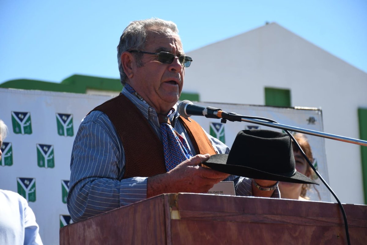 MuniChivilcoy's tweet photo. Como en cada Aniversario, se reconoció en los 125 años de Benitez, al vecino Juan Carlos Sardi a quien se le agradeció su compromiso con las instituciones y el pueblo.
Para cerrar el Jefe Comunal @BritosGuillermo expresó a los presentes:
​"125° aniversario de Benítez. Agradezco a cada vecino e institución por acompañarnos. Siguiendo enfocados en el trabajo por y para la comunidad, dejando de lado cualquier especulación política."