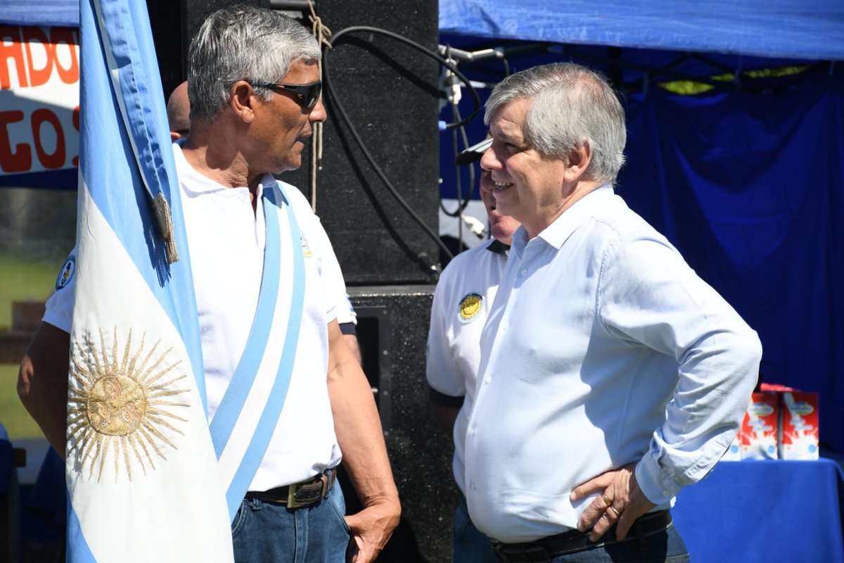MuniChivilcoy's tweet photo. Como en cada Aniversario, se reconoció en los 125 años de Benitez, al vecino Juan Carlos Sardi a quien se le agradeció su compromiso con las instituciones y el pueblo.
Para cerrar el Jefe Comunal @BritosGuillermo expresó a los presentes:
​"125° aniversario de Benítez. Agradezco a cada vecino e institución por acompañarnos. Siguiendo enfocados en el trabajo por y para la comunidad, dejando de lado cualquier especulación política."
