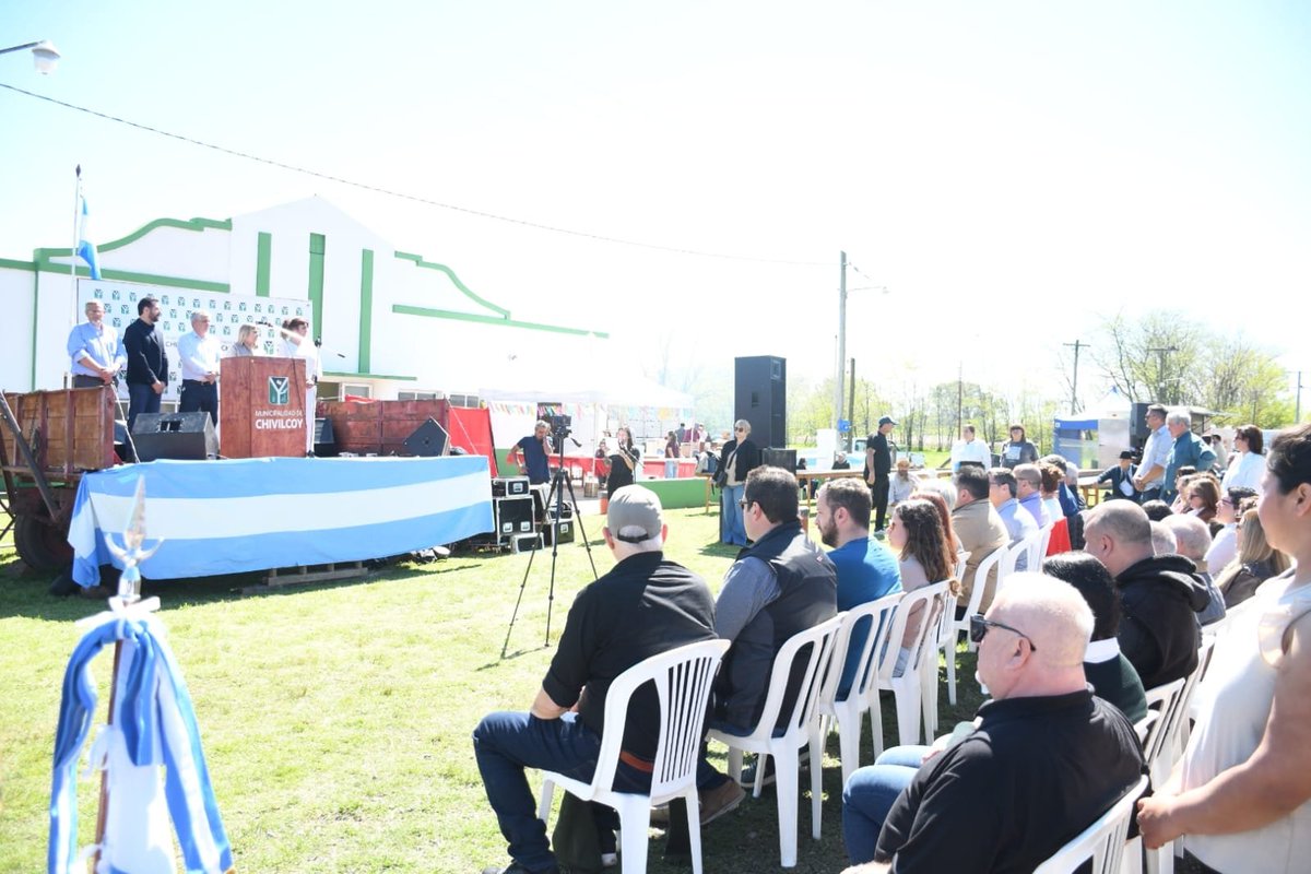 MuniChivilcoy's tweet photo. Como en cada Aniversario, se reconoció en los 125 años de Benitez, al vecino Juan Carlos Sardi a quien se le agradeció su compromiso con las instituciones y el pueblo.
Para cerrar el Jefe Comunal @BritosGuillermo expresó a los presentes:
​"125° aniversario de Benítez. Agradezco a cada vecino e institución por acompañarnos. Siguiendo enfocados en el trabajo por y para la comunidad, dejando de lado cualquier especulación política."